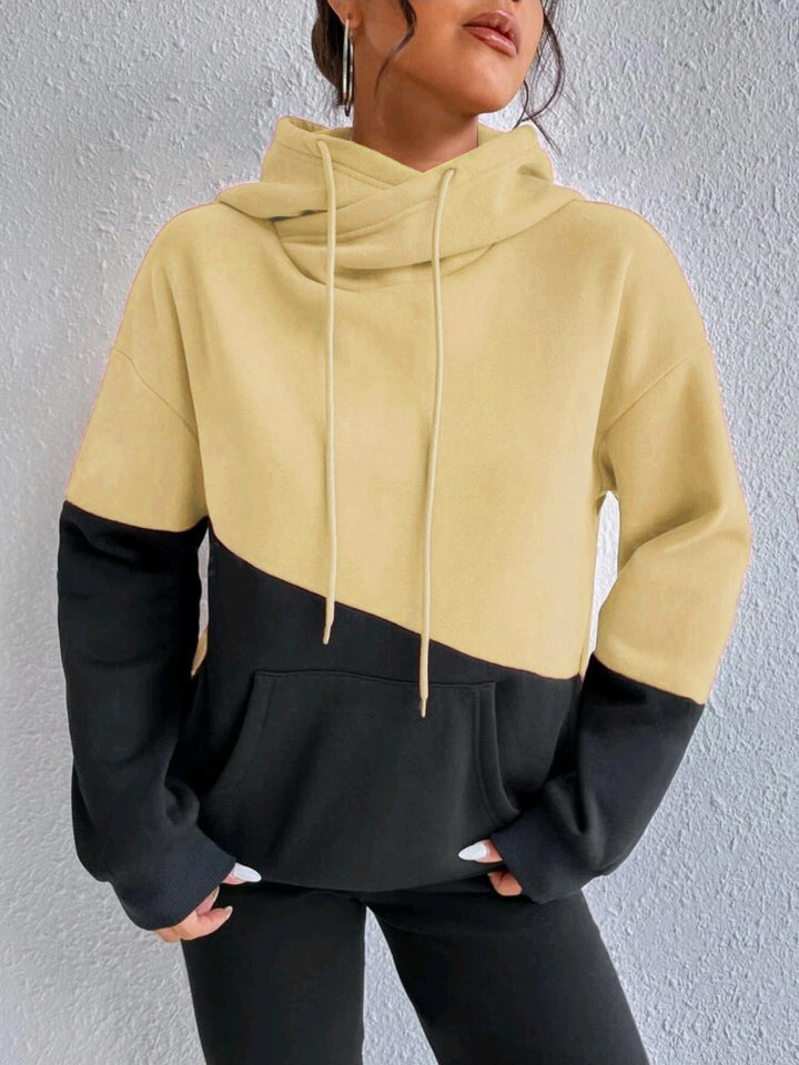 Loes oversized hoodie in blauw en zwart, close-up kraag