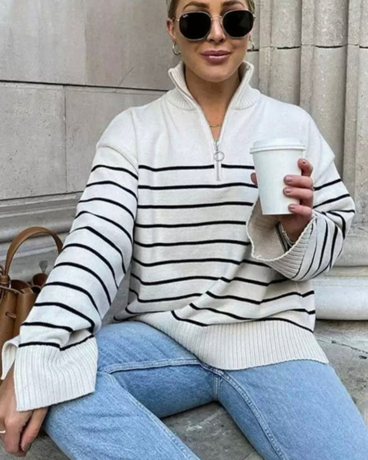 Loes gestreepte quarter zip trui, vooraanzicht met zonnebril en koffiebeker