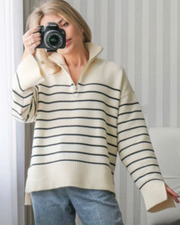 Loes gestreepte quarter zip trui, vooraanzicht met camera in handen