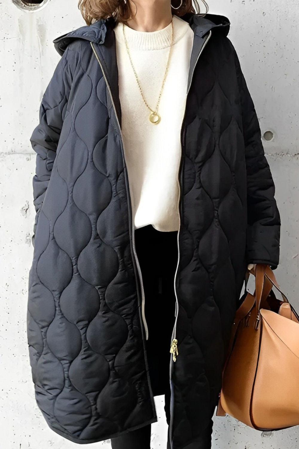 Loes gewatteerde parka met capuchon, close-up detail in zwart