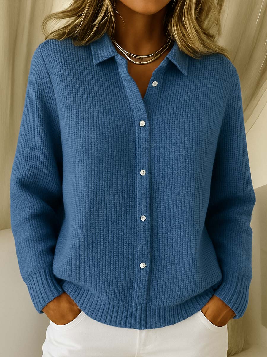 Loes gebreid vest met kraag en knopen in blauw, close-up detail