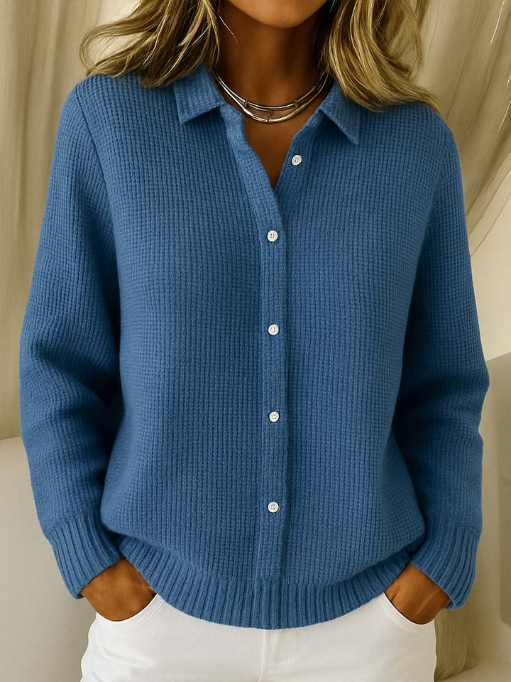 Loes gebreid vest met kraag en knopen in blauw, close-up detail