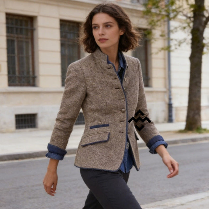 Marijke getailleerde blazer, vooraanzicht op straat