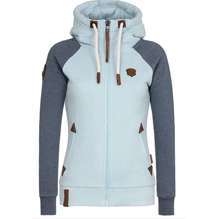 Marit hoodie jas met rits, vooraanzicht in lichtblauw met grijsblauwe mouwen