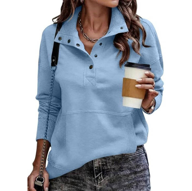 Marit lichtblauwe sweater met staande kraag, vooraanzicht