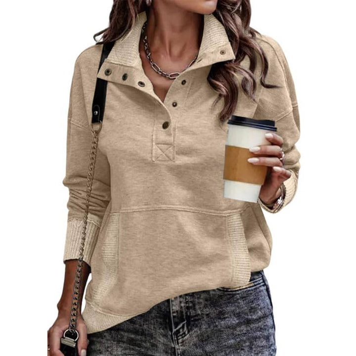 Marit beige sweater met staande kraag, vooraanzicht met tas