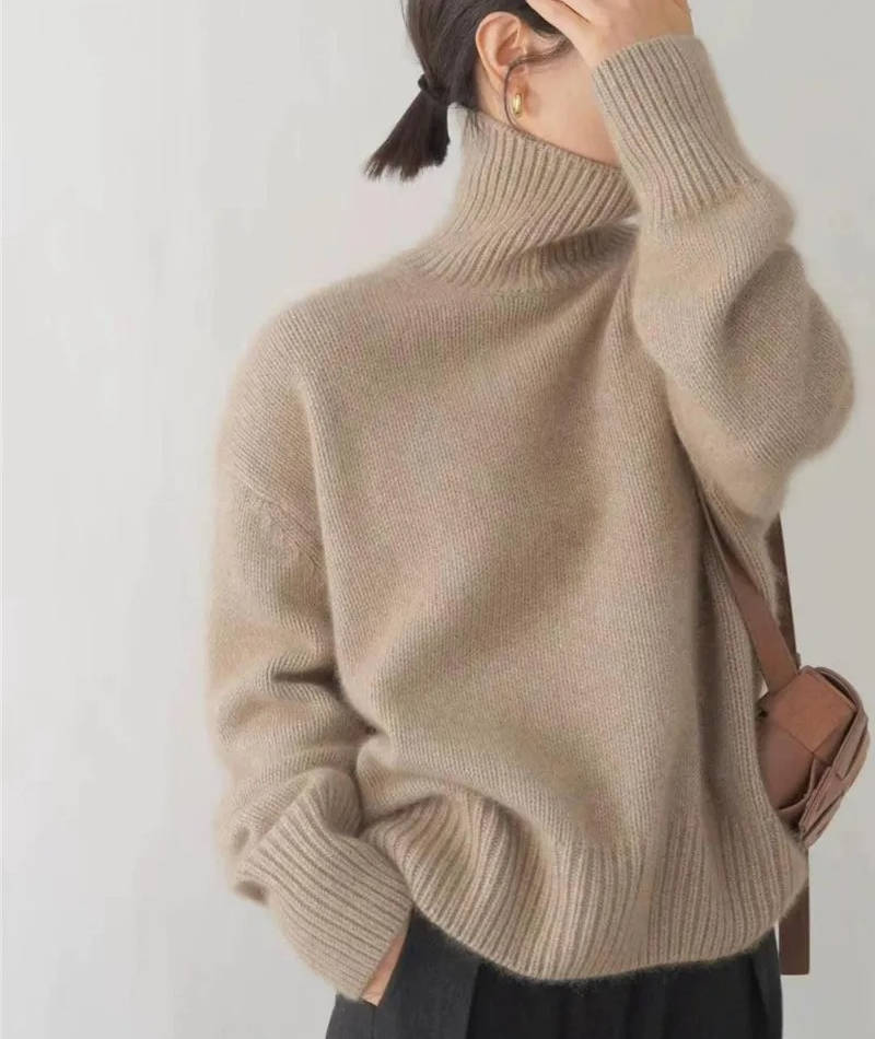 Marit gebreide coltrui in beige, met schoudertas
