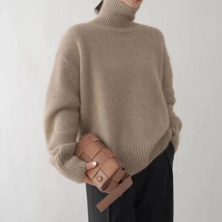 Marit coltrui in beige, vooraanzicht met handtas