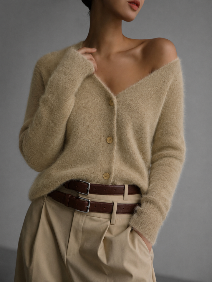 Marit oversized knoopvest met V-hals, close-up vooraanzicht met blote schouder