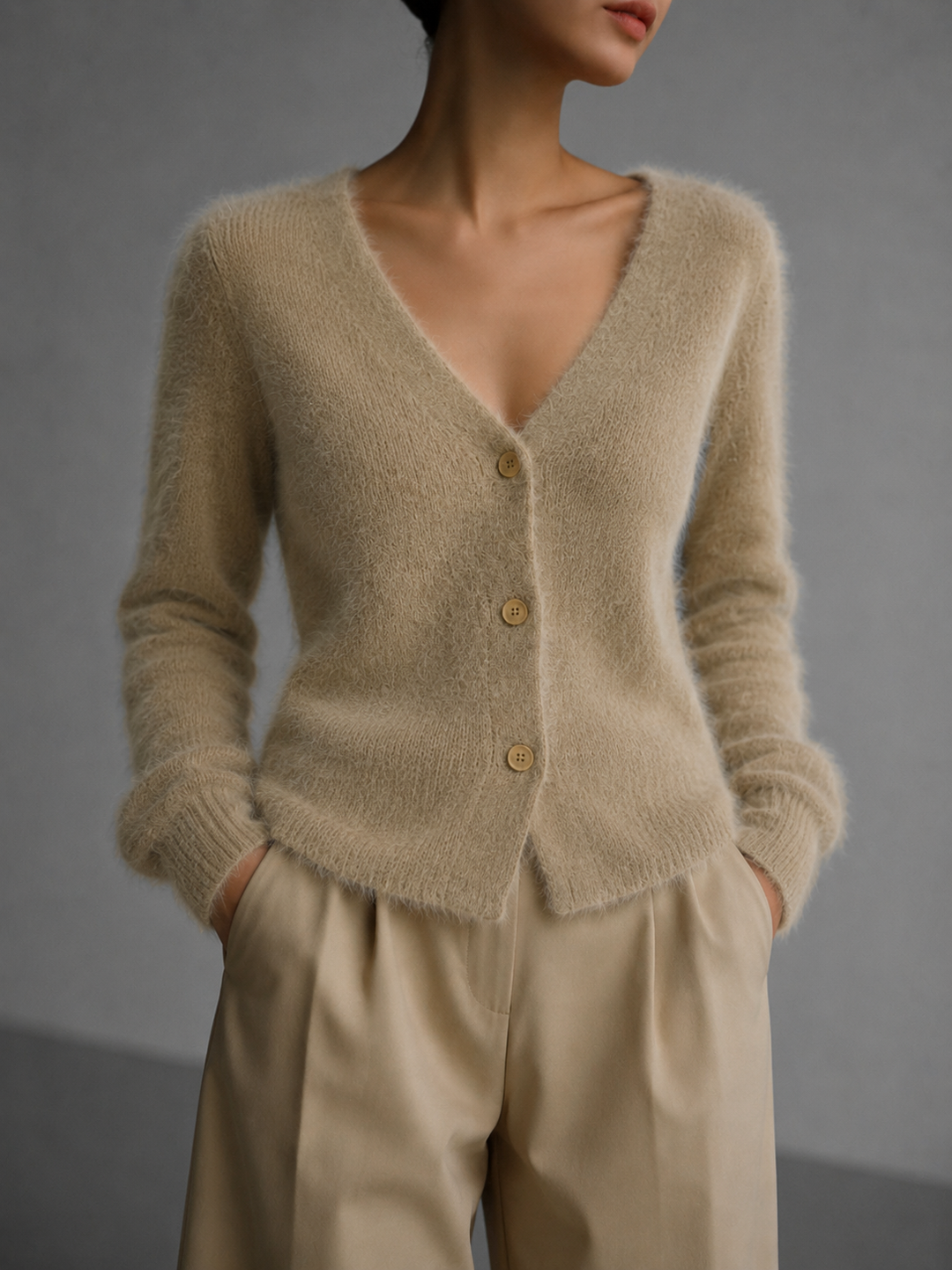 Marit oversized knoopvest met V-hals, gedragen met wijde broek
