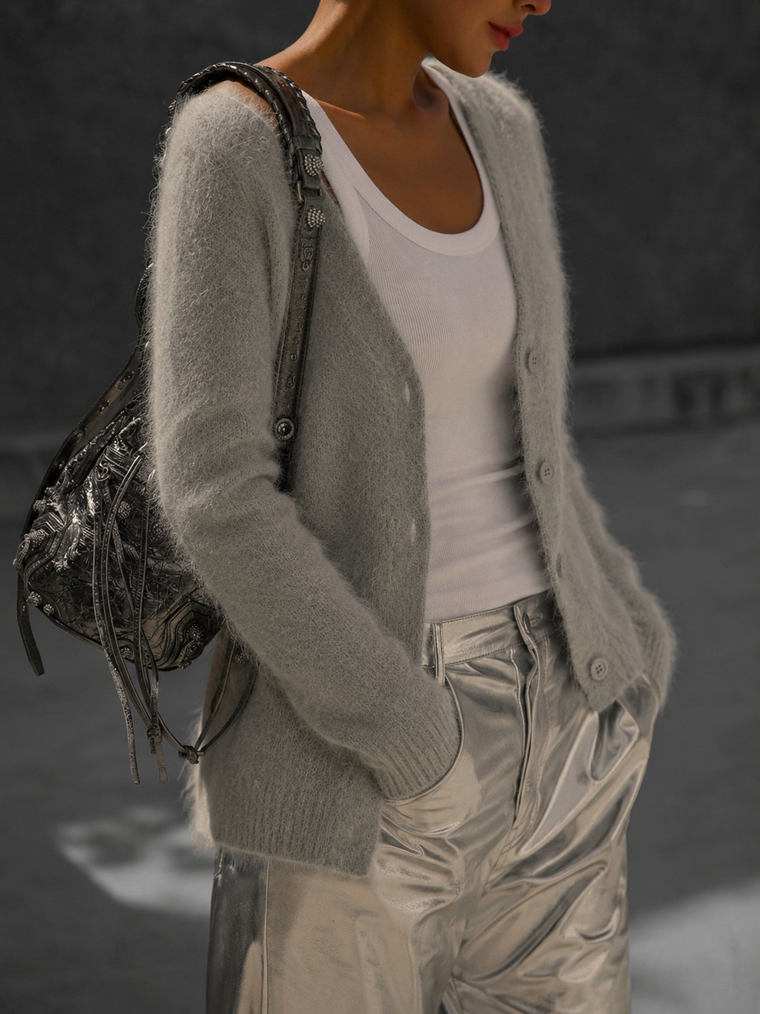 Marit oversized knoopvest in lichtgrijs, gedragen met witte top en metallic broek