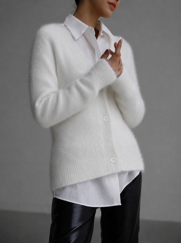 Marit oversized knoopvest in wit, gedragen over overhemd