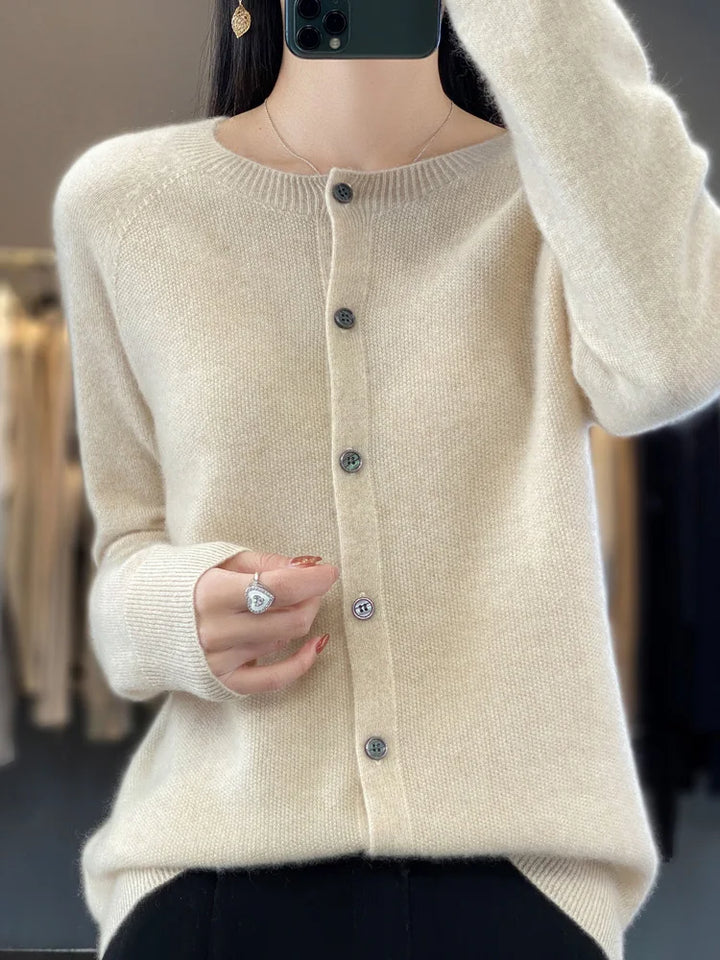 Marit beige gebreid knoopvest, vooraanzicht