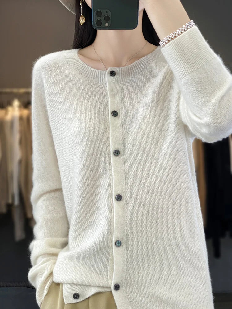 Marit wit gebreid knoopvest met manchetten, detail mouw