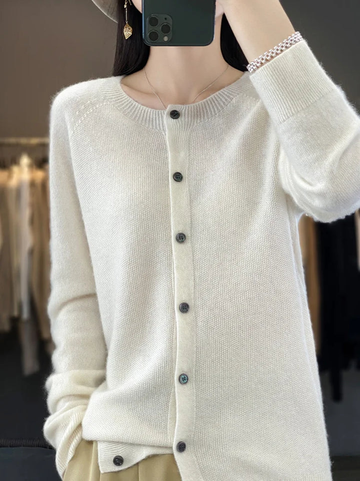 Marit wit gebreid knoopvest met manchetten, detail mouw