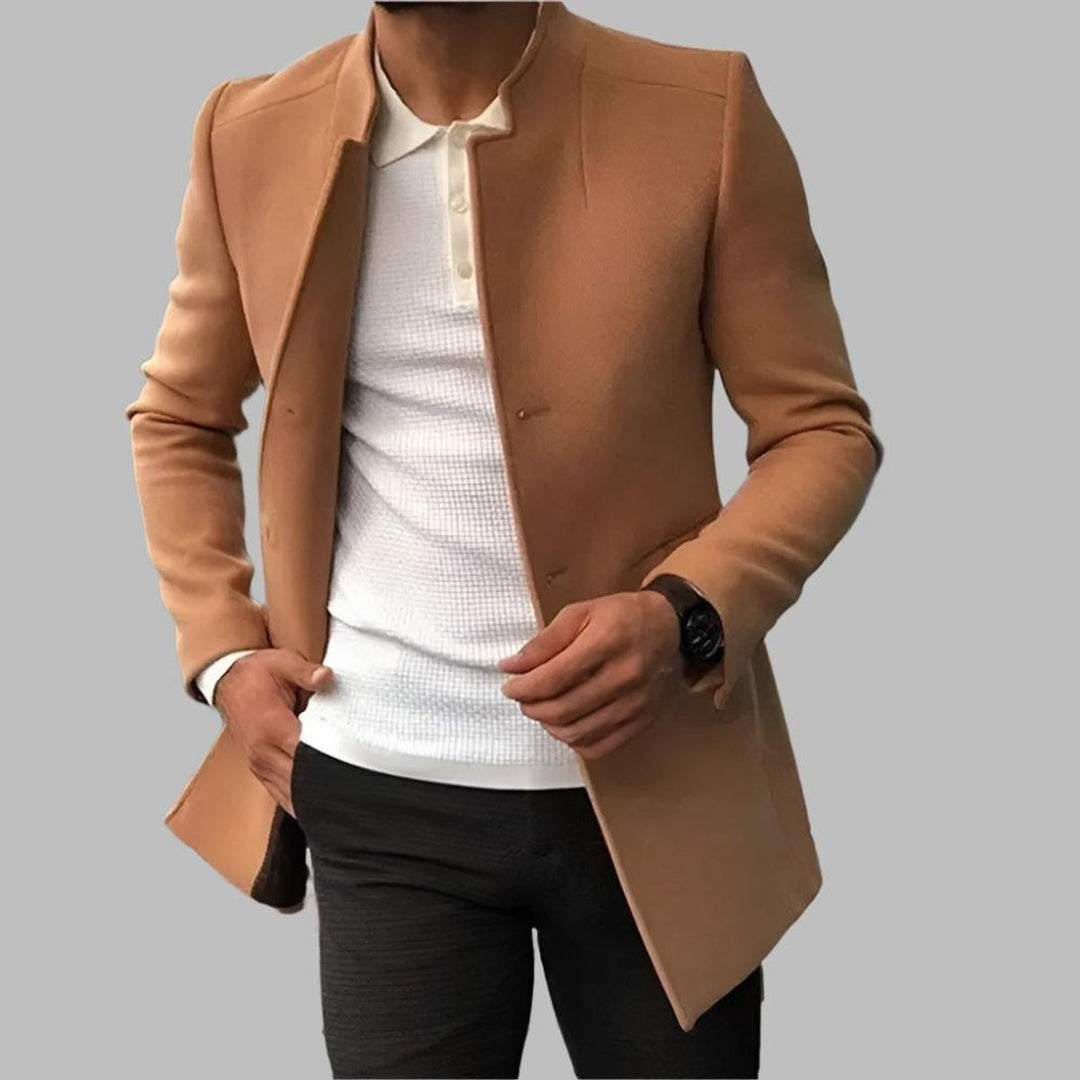 Mathis karamelkleurige slim-fit stehkraag mantel, vooraanzicht