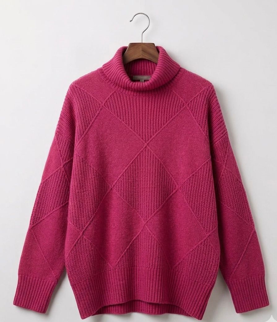 Merel roze coltrui met geometrisch patroon, vooraanzicht op hanger