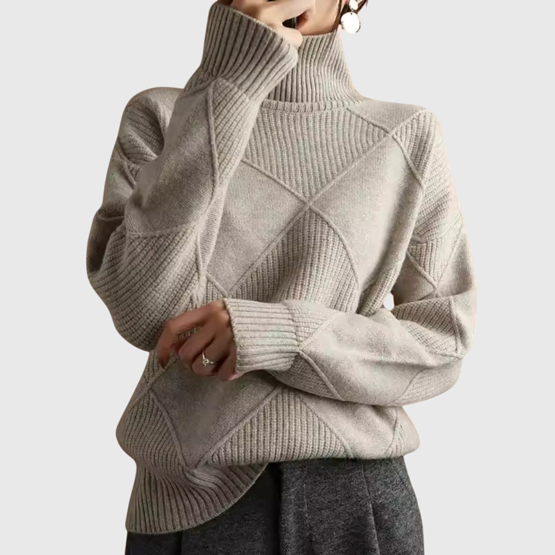 Model draagt beige coltrui, vooraanzicht