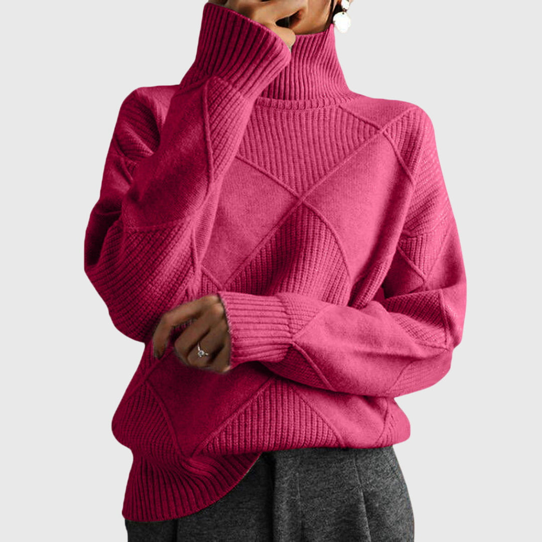 Model draagt roze coltrui met geometrisch patroon, vooraanzicht