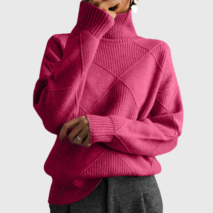 Model draagt roze coltrui met geometrisch patroon, vooraanzicht
