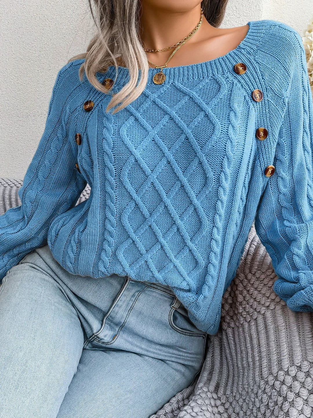 Merel blauwe kabelgebreide trui, close-up