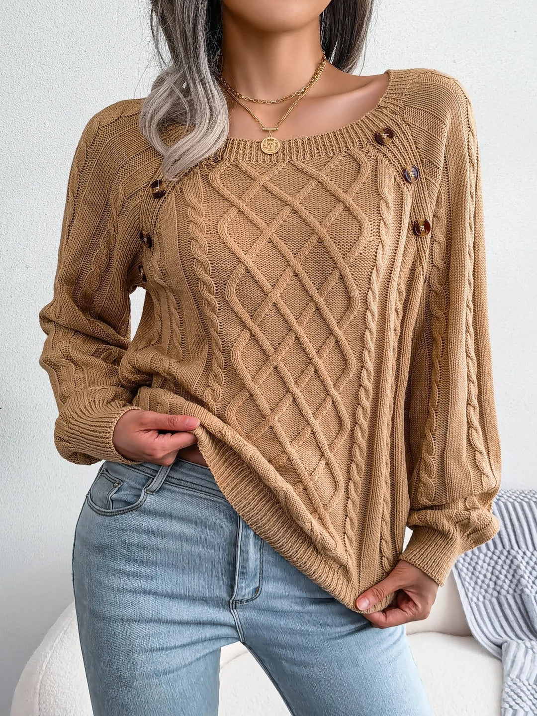 Merel camelkleurige kabelgebreide trui met knoopdetail