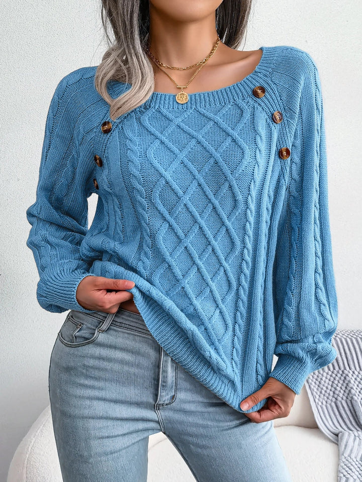 Merel blauwe kabelgebreide trui met knoopdetail