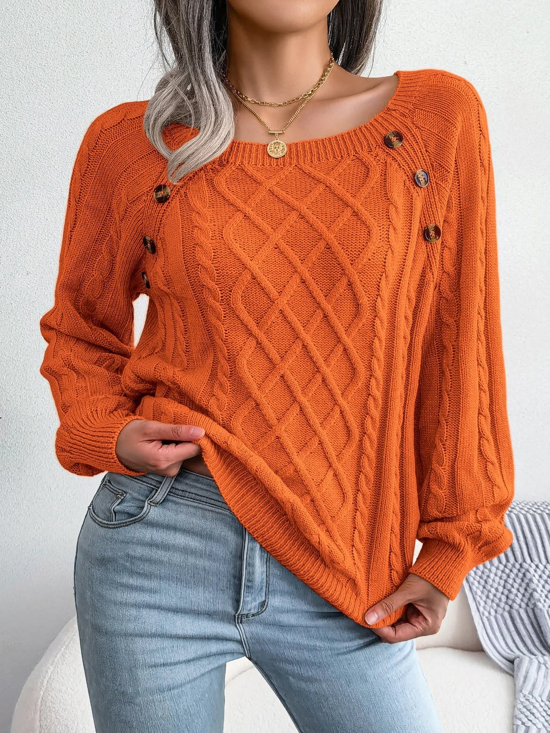 Merel oranje kabelgebreide trui met knoopdetail