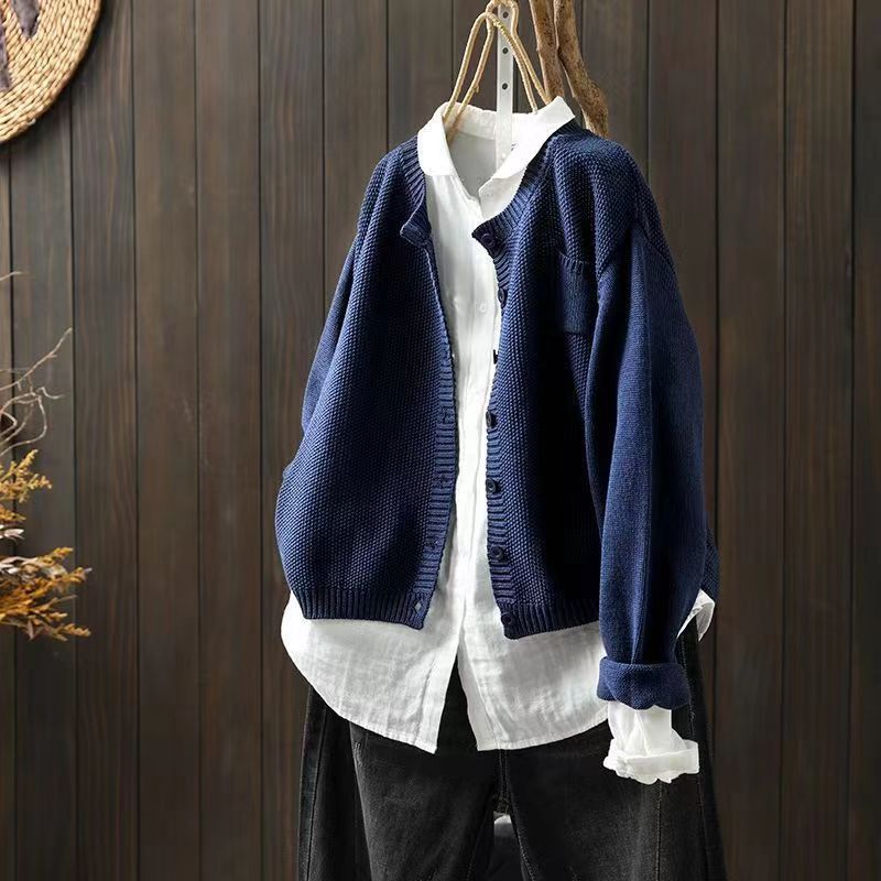 Merel blauw gebreid vest gecombineerd met wit overhemd en spijkerbroek