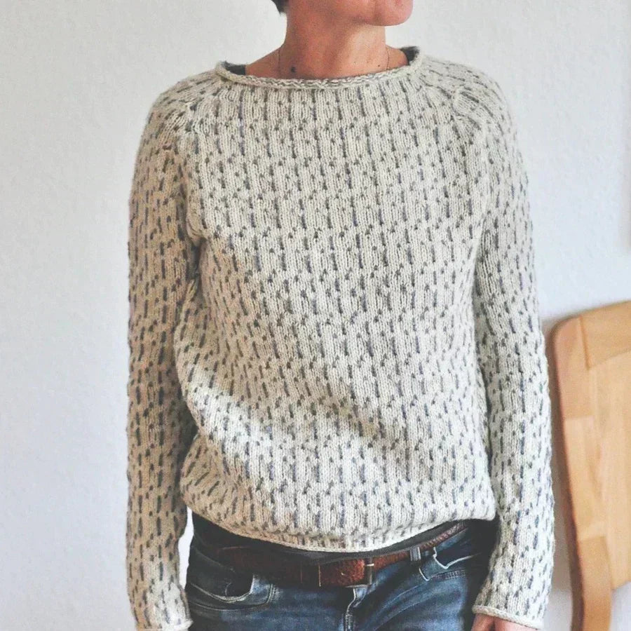 Nienke gebreide trui, vooraanzicht gedragen met jeans