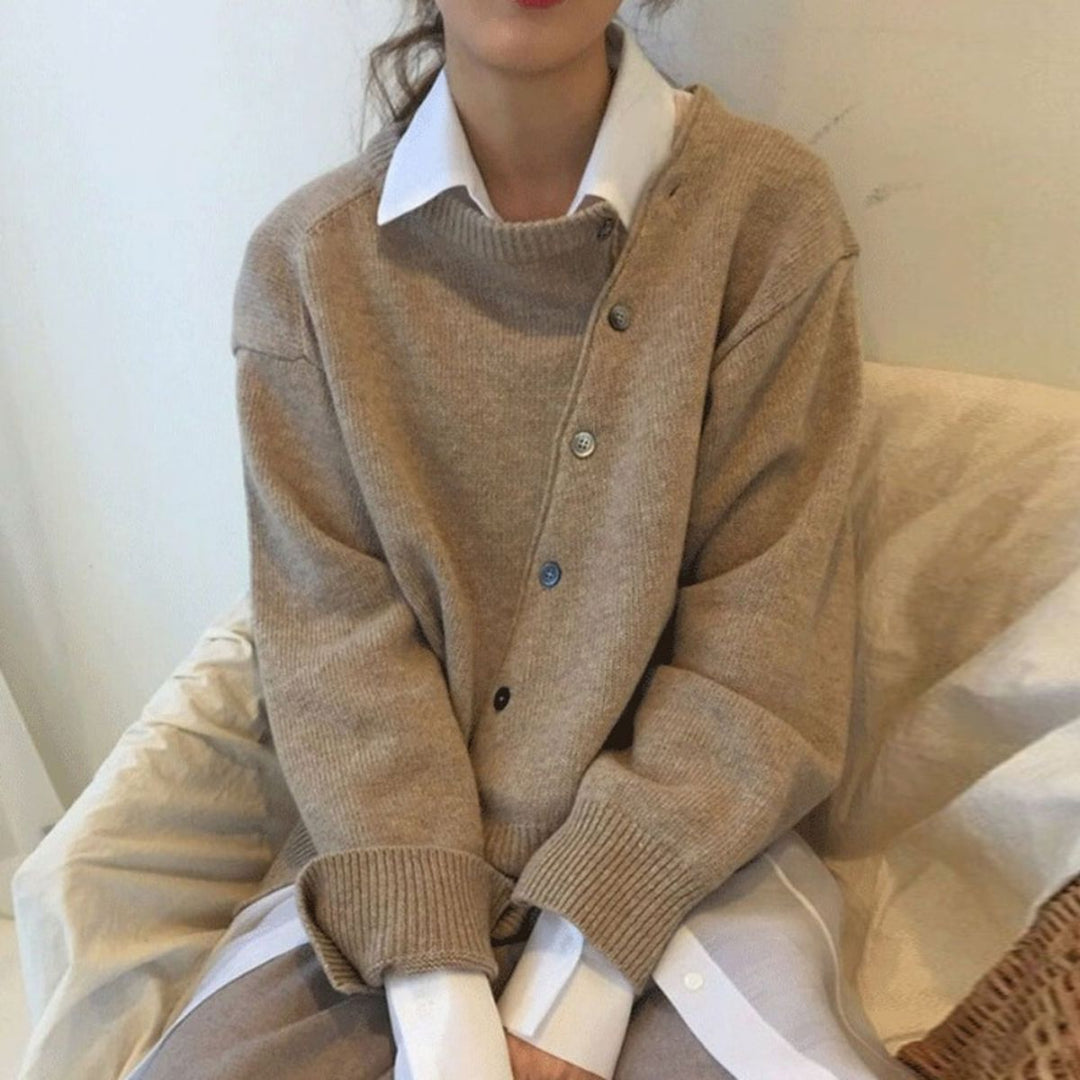 Noor beige gebreide cardigan met asymmetrische knoopsluiting, vooraanzicht