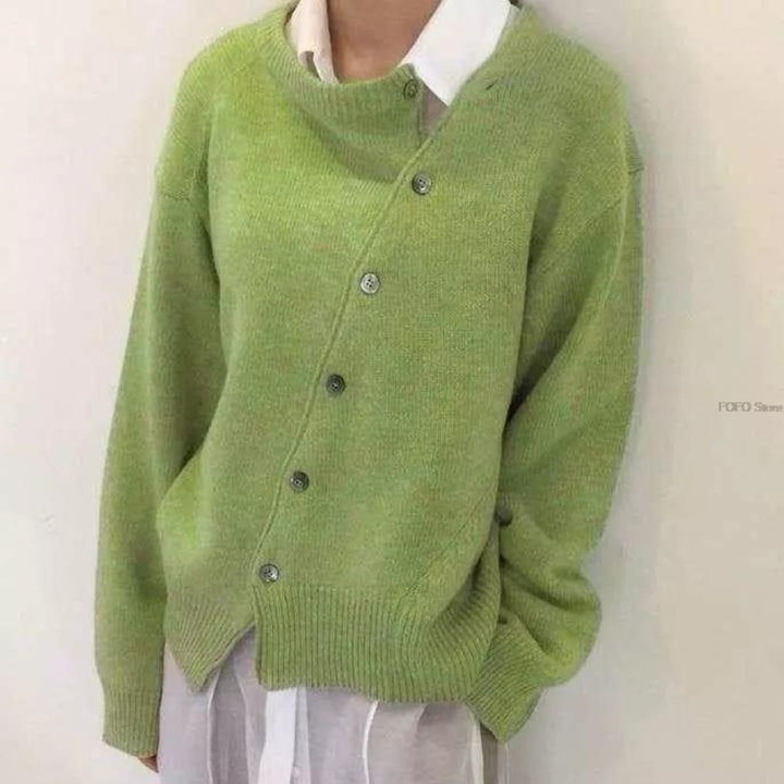 Noor groene gebreide cardigan met asymmetrische knopen, close-up
