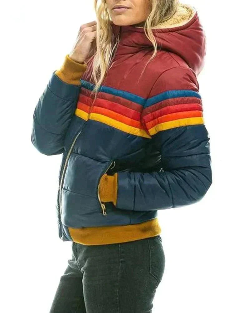 Noor colorblock puffer jas met capuchon, zijaanzicht in bordeauxrood en marineblauw