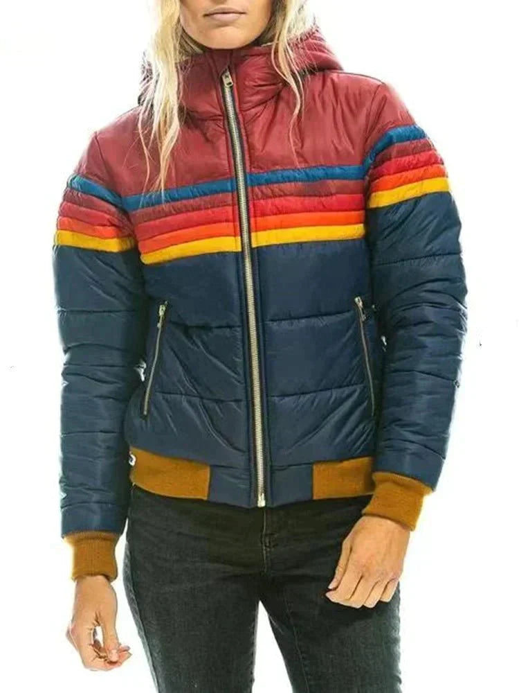 Noor colorblock puffer jas, vooraanzicht in marineblauw en bordeauxrood