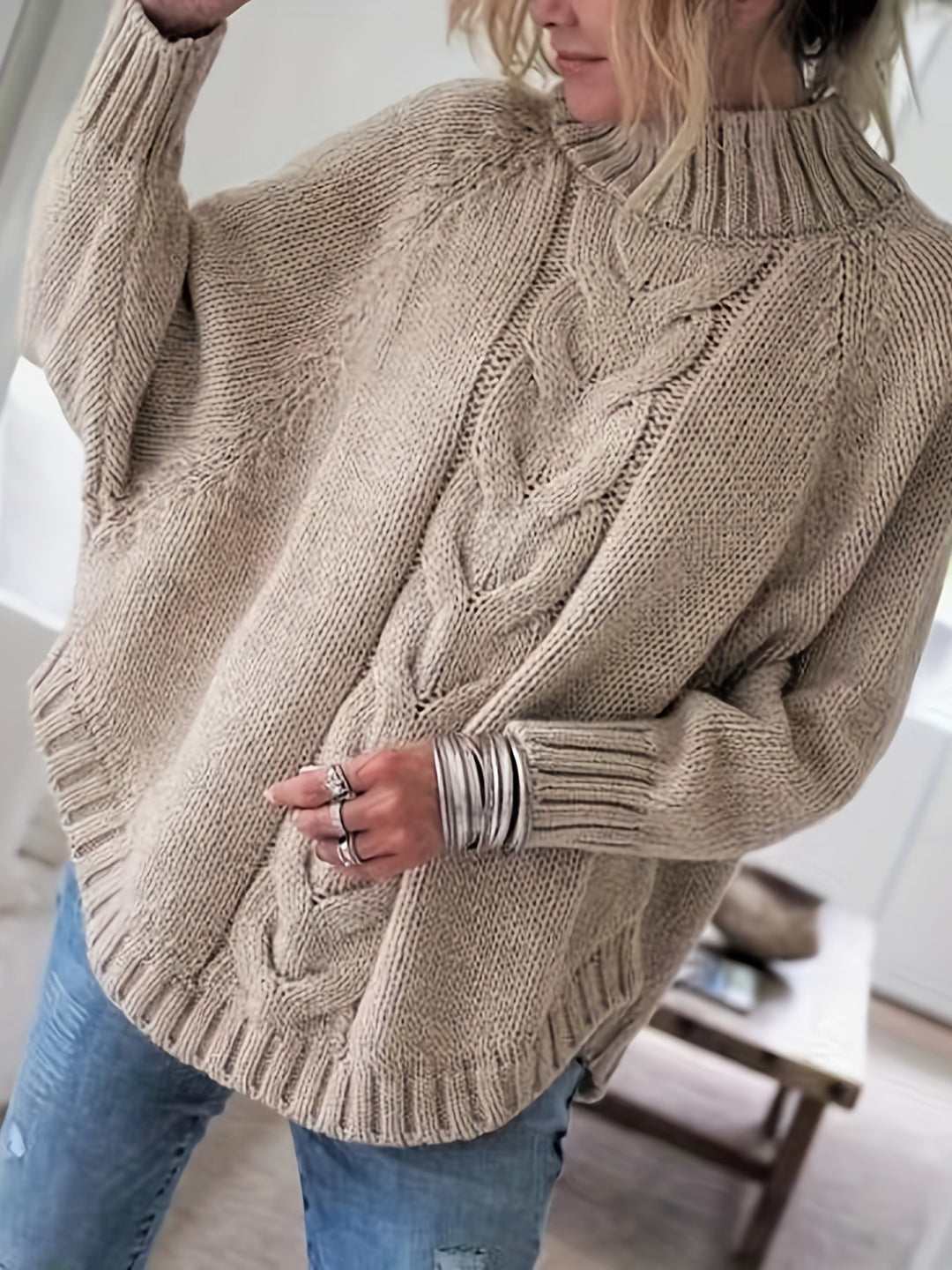 Noor beige kabelbrei trui met hoge kraag, vooraanzicht