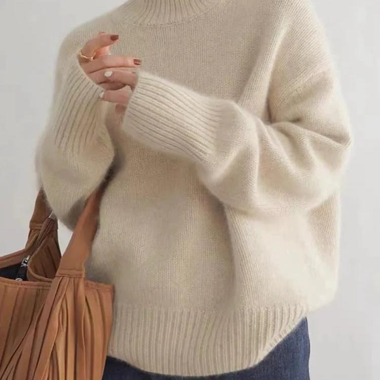 Noor coltrui trui in beige, detailfoto van mouw en handen