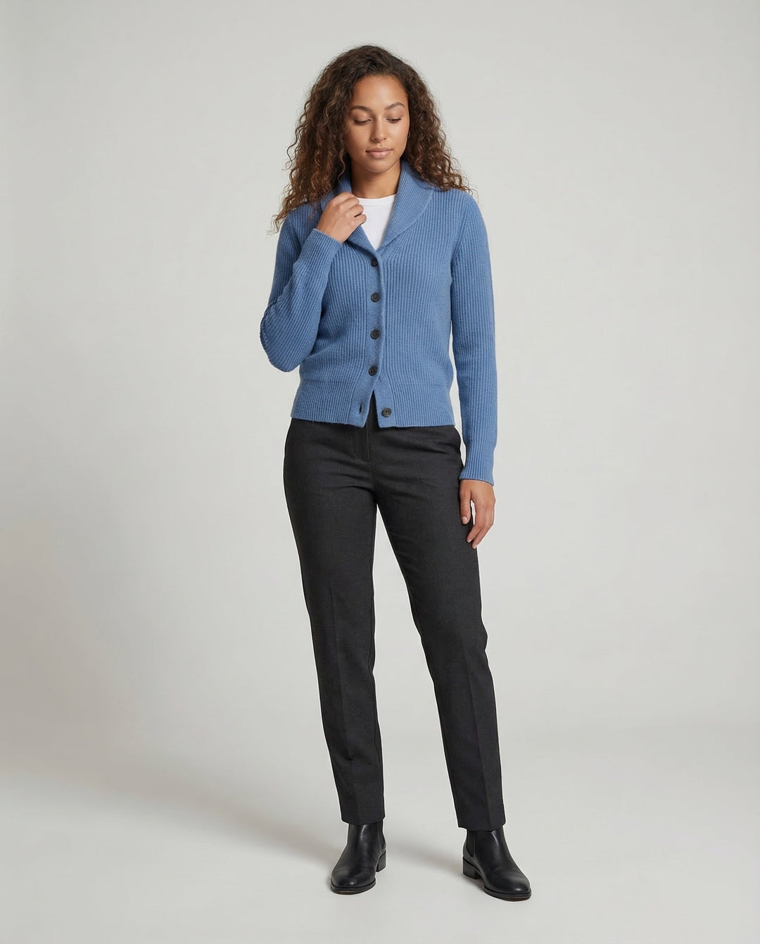 Nora sjaalkraag cardigan met knoopsluiting, vooraanzicht met lange broek