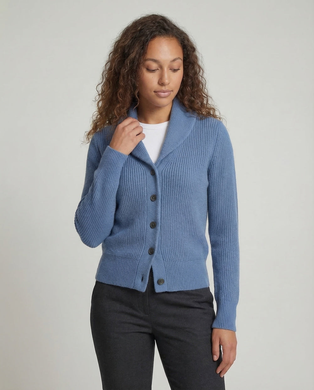 Nora cardigan close-up van sjaalkraag en knopen