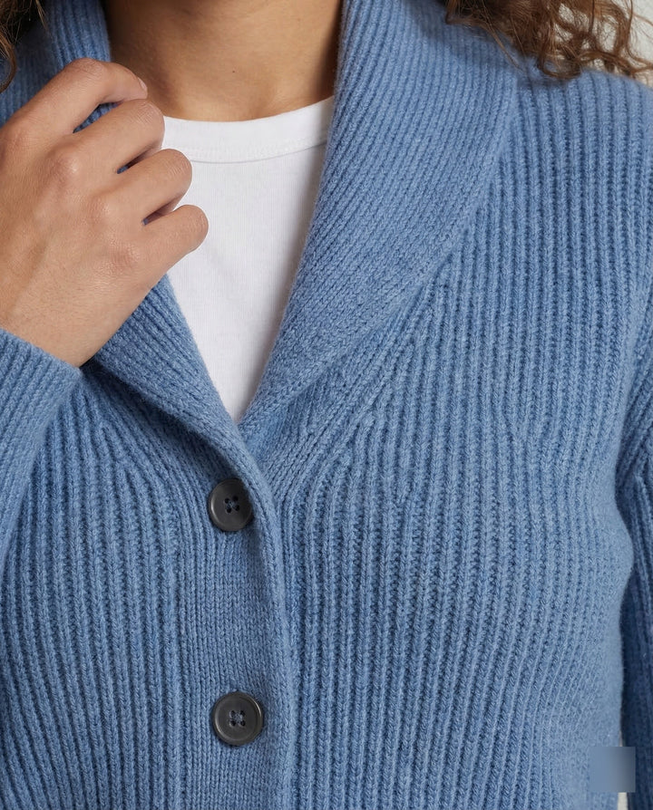 Detailopname van sjaalkraag en knoopsluiting van Nora cardigan