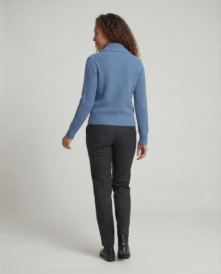Nora cardigan achteraanzicht, model in beweging
