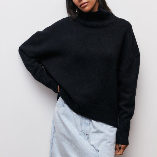 Nynke zwarte coltrui gecombineerd met denim rok