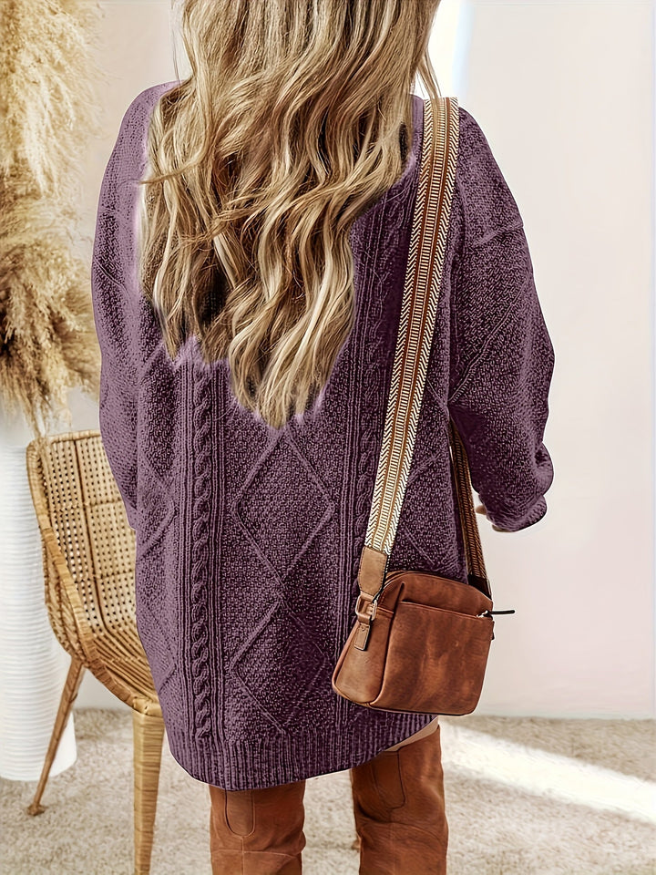 Achteraanzicht van paarse kabelbrei trui-jurk met crossbody tas