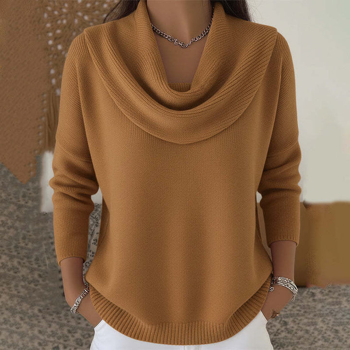 Robin camelkleurige cowlneck trui met gedrapeerde kraag, close-up hals