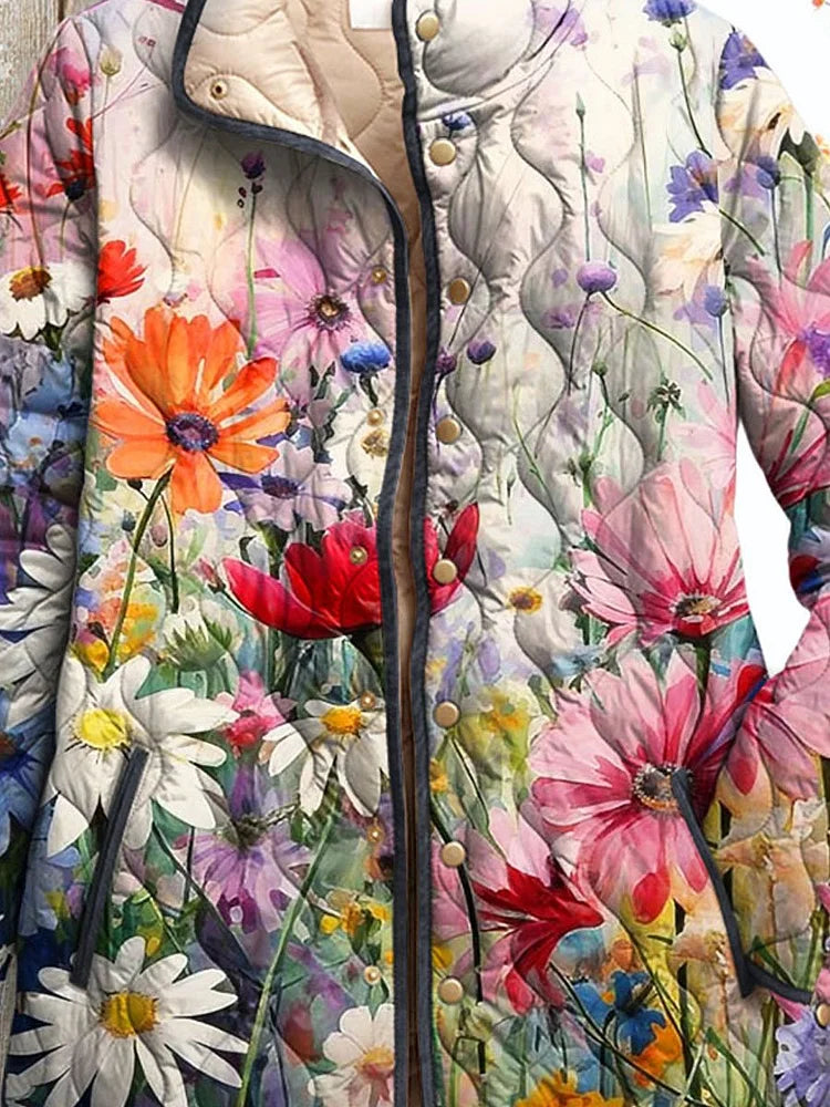 Roos bloemenprint gewatteerd jack, close-up van print en drukknopen