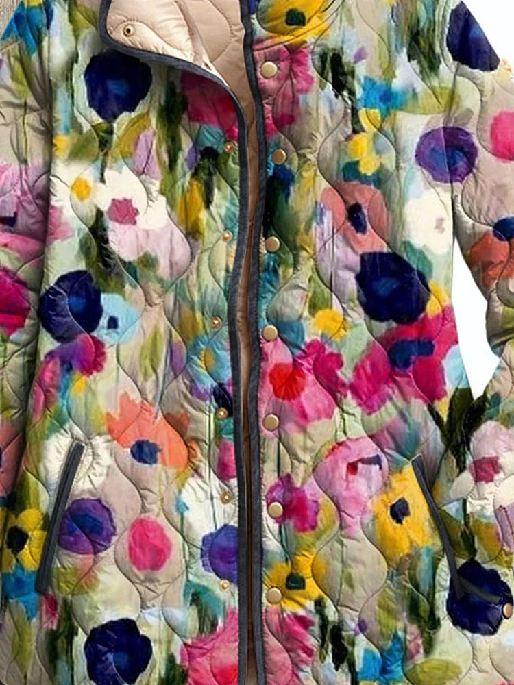 Roosmarijn bloemenprint gewatteerde jas, detailweergave van stof en knopen
