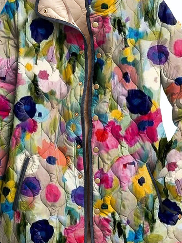 Roosmarijn bloemenprint gewatteerde jas, detailweergave van stof en knopen