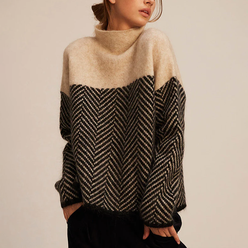 Sanne oversized coltrui met chevron patroon in beige en zwart, vooraanzicht