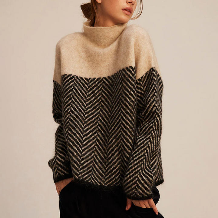 Sanne oversized coltrui met chevron patroon in beige en zwart, vooraanzicht