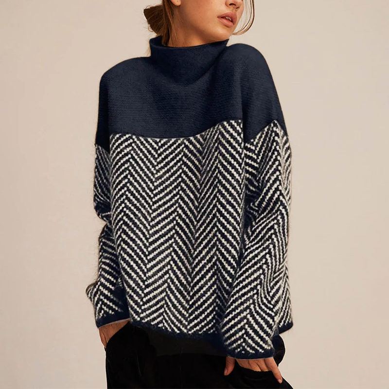 Sanne oversized coltrui met chevron patroon in donkerblauw en wit, vooraanzicht