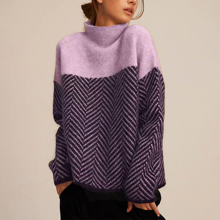 Sanne oversized coltrui met chevron patroon in paars en zwart, vooraanzicht
